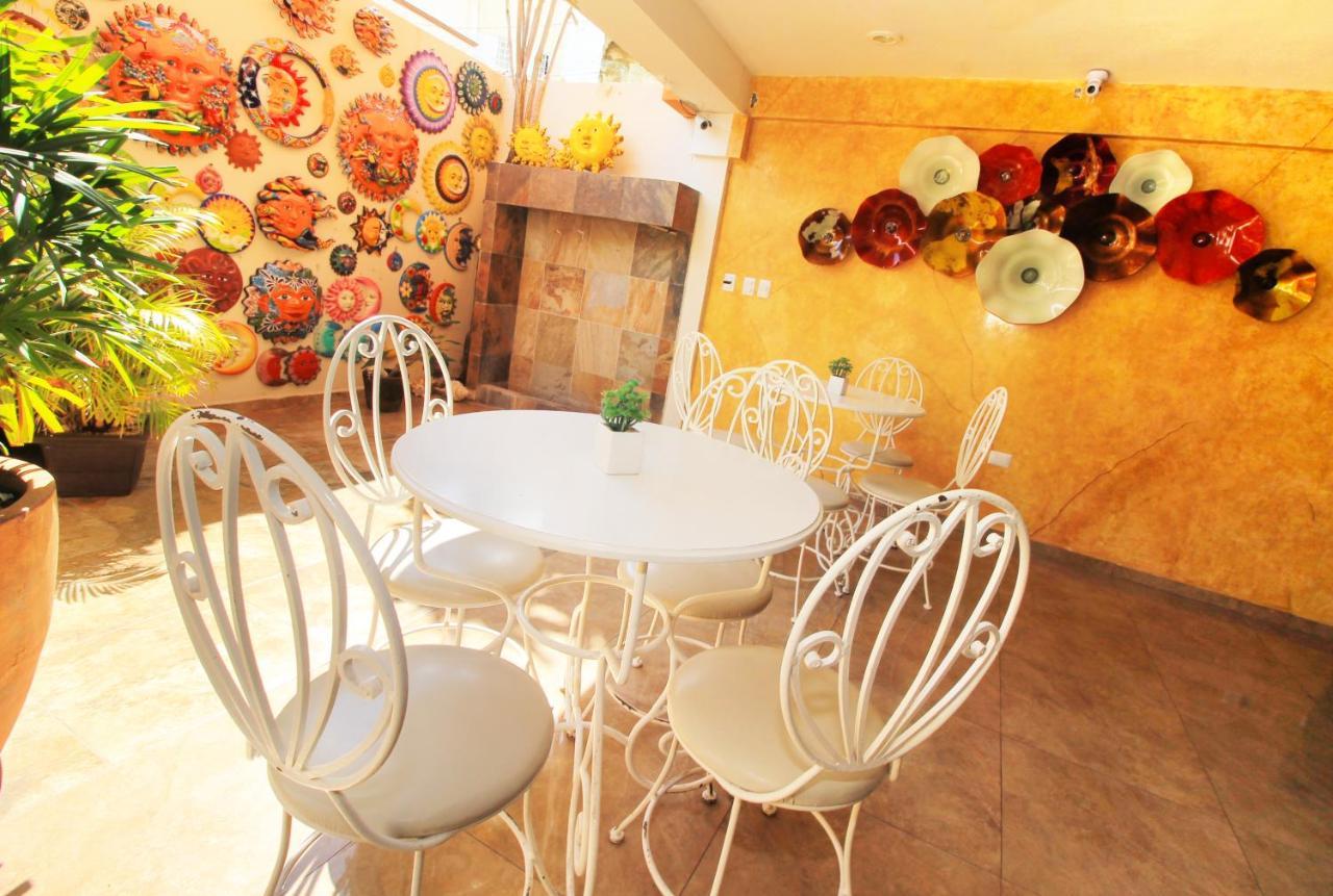 Papagayo Hotel Boutique 普拉亚卡门 外观 照片 A typical interior of a coffee shop in the city