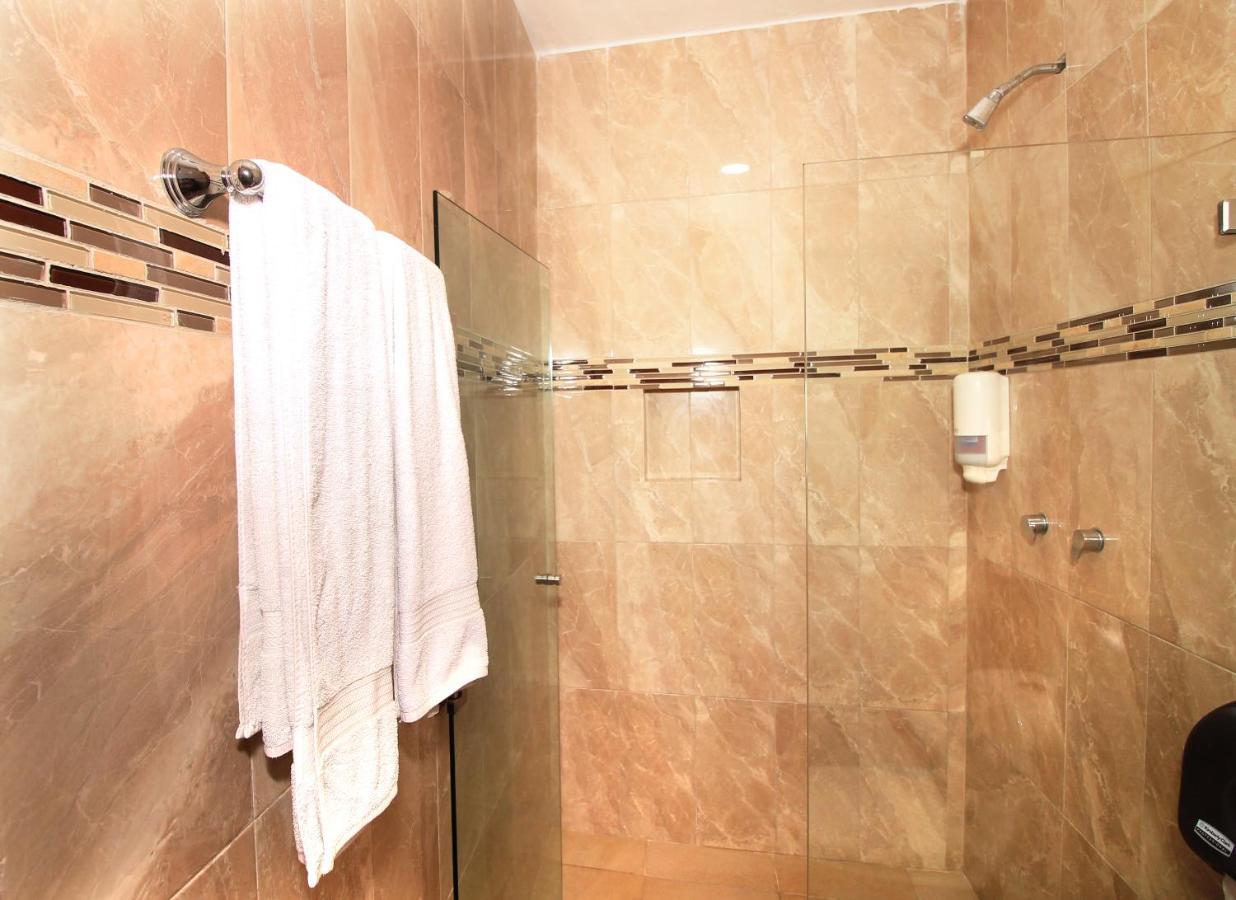 Papagayo Hotel Boutique 普拉亚卡门 外观 照片 A shower with a sliding door