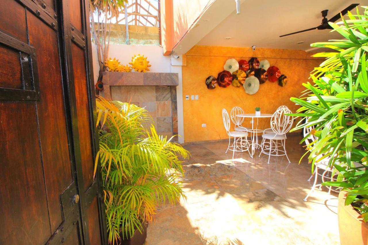 Papagayo Hotel Boutique 普拉亚卡门 外观 照片 The courtyard at the San Diego Museum of Contemporary Art
